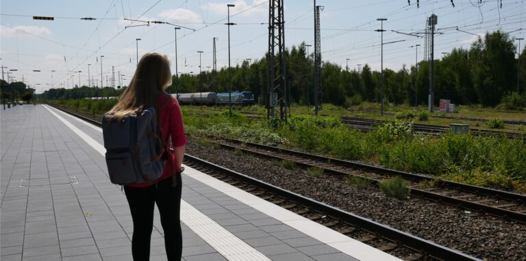 Vergebens am Bahnsteig auf den Zug warten, das kennt Studentin Delia Kühler aus Marl wie viele Pendler nur zur gut.