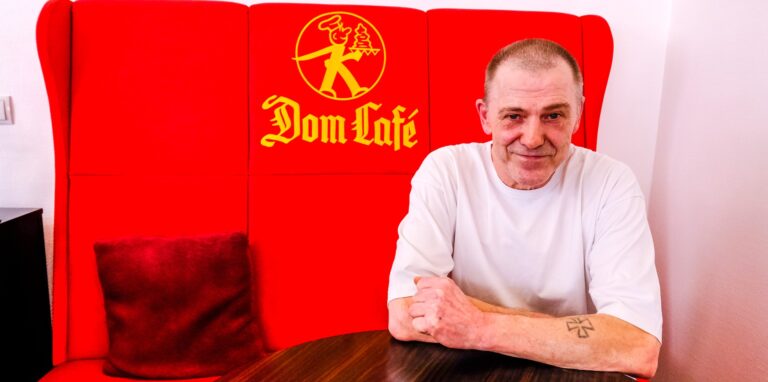 Nach dem zerstörerischen Feuer im Jahr 2010 wurde das Dom Café aufwendig saniert und umgestaltet. Seither steht dort das rote Sofa, auf dem Inhaber Ralf Hoffmann (63) hier sitzt.