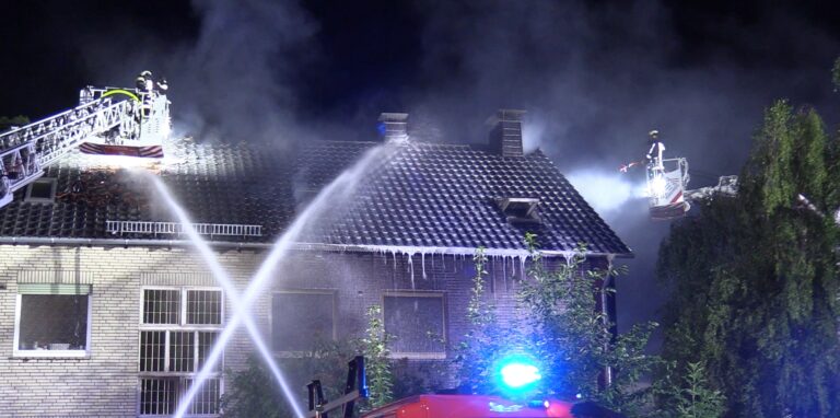 Das Haus wird in Bochum von der Feuerwehr gelöscht.