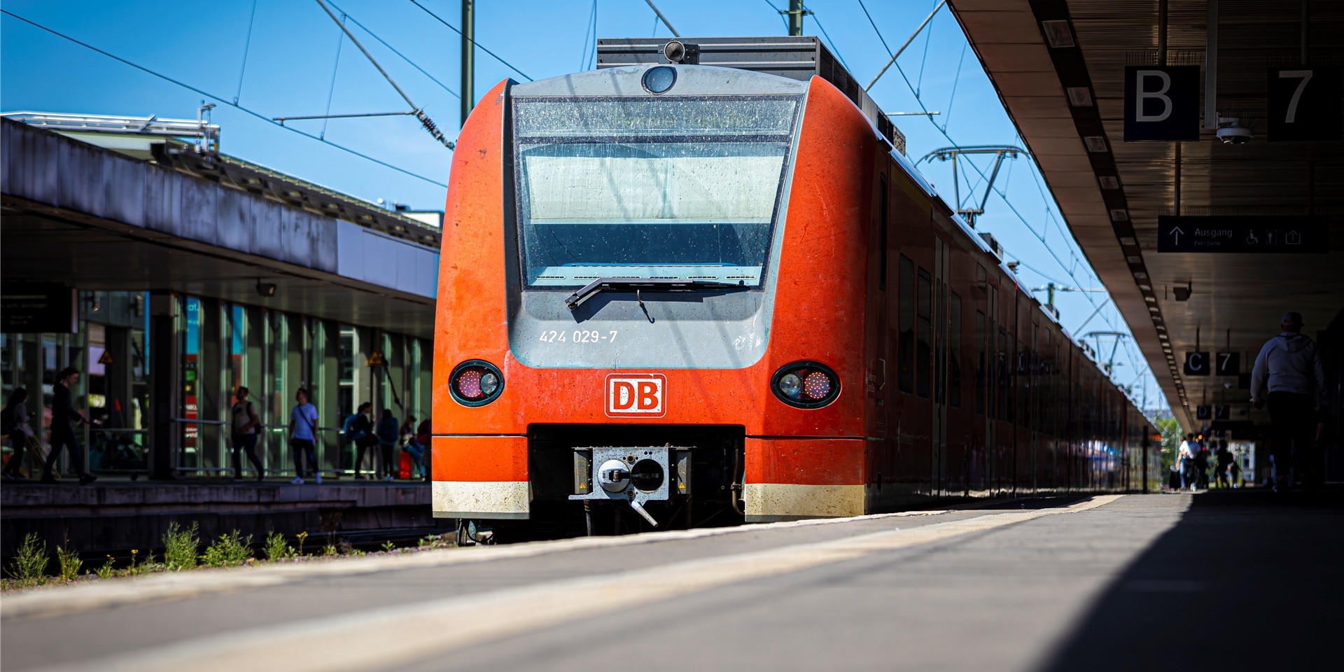 Es gelte in den nächsten 7 Wochen ein „eingeschränkter Sommerfahrplan“, hieß es von der Deutschen Bahn.