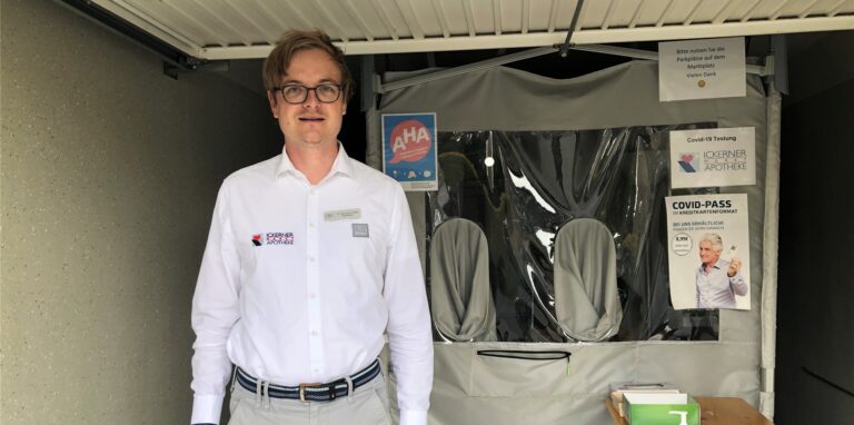 100 bis 150 Menschen kommen jeden Tag in die Ickerner Markt-Apotheke. Dr. Benjamin Lieske hat das Testzelt inzwischen witterungssicher in einer Garage hinter der Apotheke untergebracht.