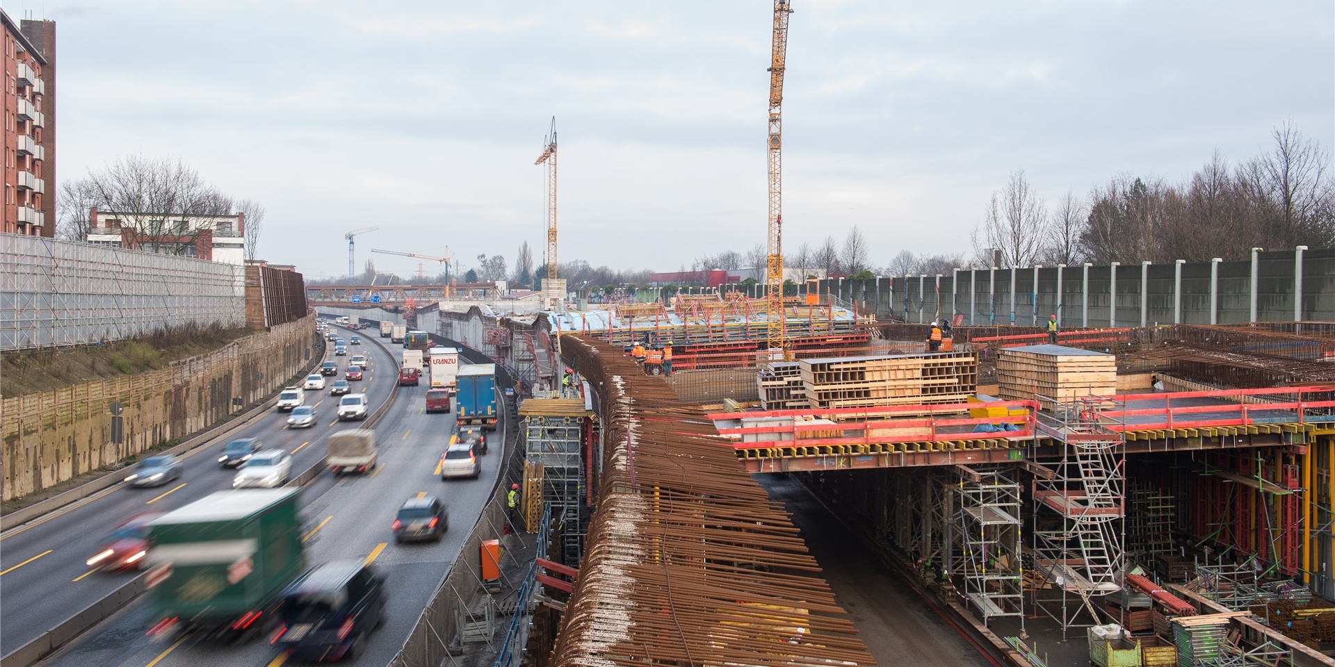 Fahrzeuge fahren am 15.12.2017 in Hamburg auf der Autobahn A7 in Höhe Stellingen an der Baustelle für den Deckel entlang.