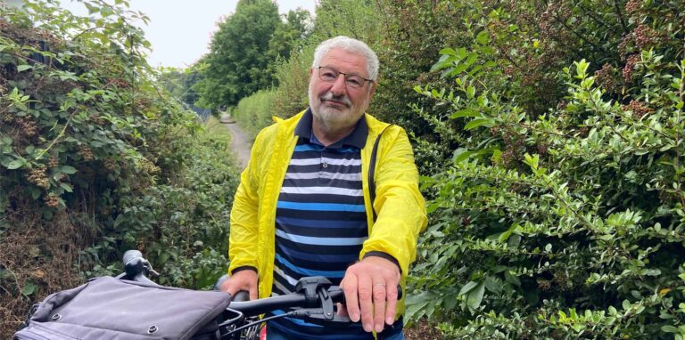 Ludger Vrecko mit seinem Fahrrad an einem zugewucherten Weg in Oer-Erkenschwick.