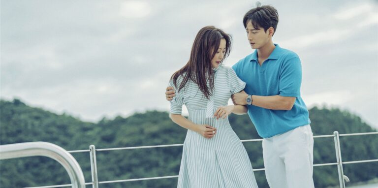 Das Happy-End liegt schon in der Luft: Kim Hee-seon als Seo Hye-seung kommt bei einer Bootstour ins Straucheln. Lee Hyun-wook als Lee Hyung-ju hilft.