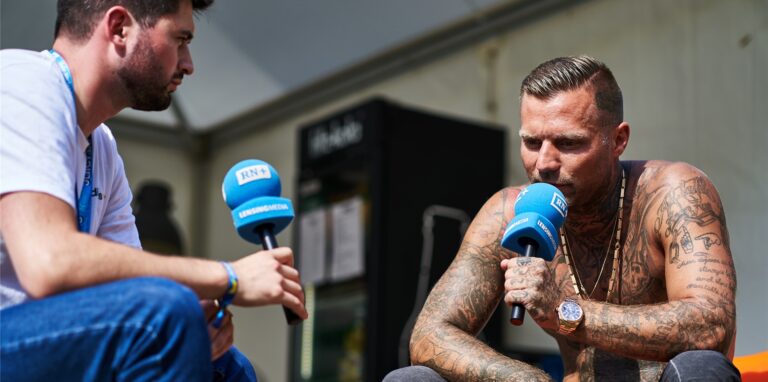 Kontra K ist Headliner beim Juicy Beats. Reporter Lukas Wittland spricht im Interview mit dem erfolgreichen Rapper.
