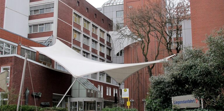 Das Bild zeigt die Paracelsus-Klinik.