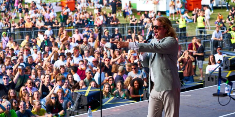 Endlich wieder große Party: Das Juicy Beats im Westfalenpark ist eröffnet. Viel Spaß hatte auch die Band Roy Bianco und die Abbruzati Boys.