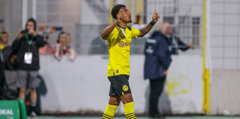 Donyell Malen bejubelt seinen Treffer in München.