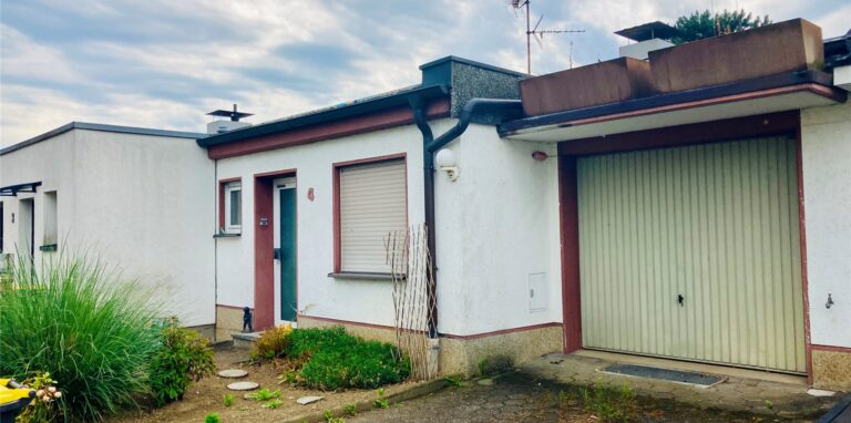Von der Straße aus sieht es kleiner aus, als es tatsächlich ist: An der kleinen Lindenstraße soll ein 120-Quadratmeter-Reihenhaus mit weitem Blick in die Merklinder Felder verkauft werden.