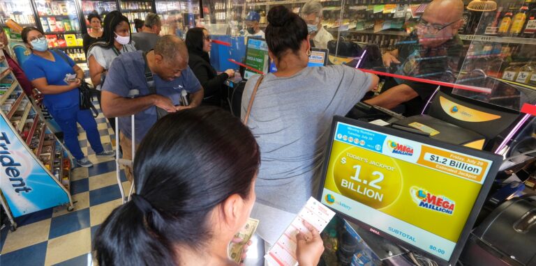 Menschen warten in der Schlange vor dem Blue Bird Liquor Store, um Mega-Millions-Lottoscheine zu kaufen.