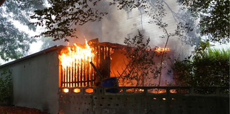 Am Schophof in Castrop-Rauxel wurde am Samstagabend ein Holzunterstand bei einem Brand komplett zerstört.