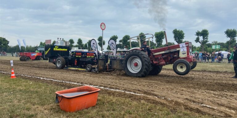 Beim Tractor Pulling gehen in Haltern ganz unterschiedliche Traktoren an den Start gehen.