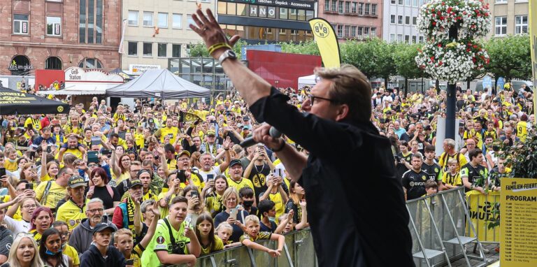 Beim „BVB-Familientach“ am Sonntag: Kasche Kartner schmetterte gemeinsam mit vielen tausend Fans die bekannten BVB-Hymnen über den Hansaplatz.