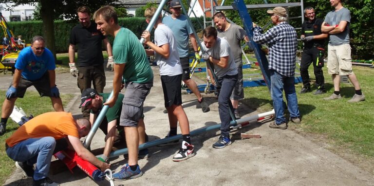 Alleine am Samstag kamen rund 40 Helfer, um den Aufbau des Frohlinder Familienfests zu stemmen. Die Vorbereitungen laufen noch bis zum kommenden Wochenende.