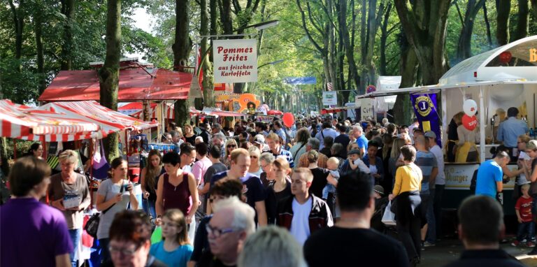 Party unter hohen Bäumen: Wie in den Jahren vor der Corona-Pandemie soll auch in diesem Jahr das Volksparkfest endlich wieder die Massen anziehen.