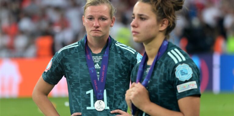 Alexandra Popp (l.) und Lena Sophie Oberdorf haben die Medaillen um den Hals gehängt und weinen.