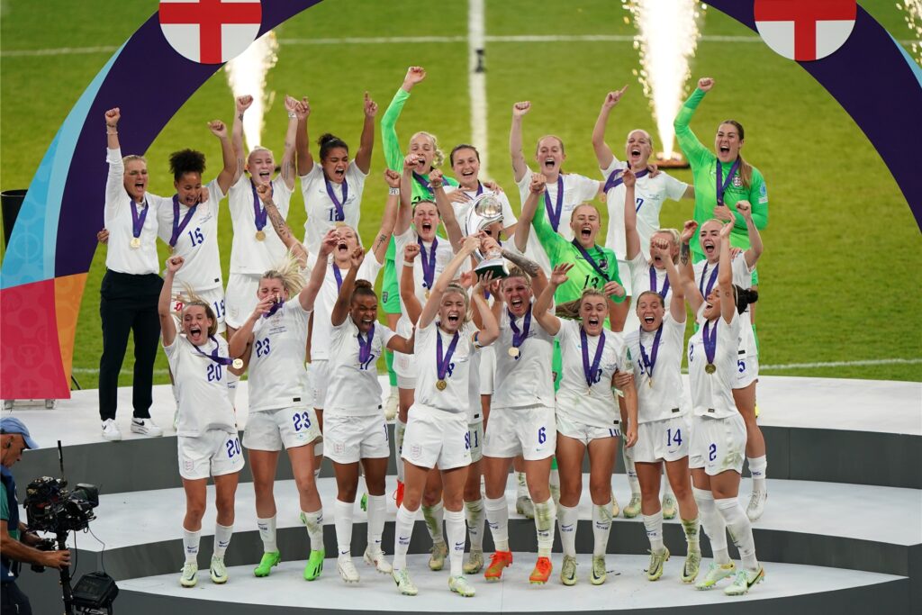 Englands Fußballerinnen feiern. Englands Fußballerinnen feiern.
