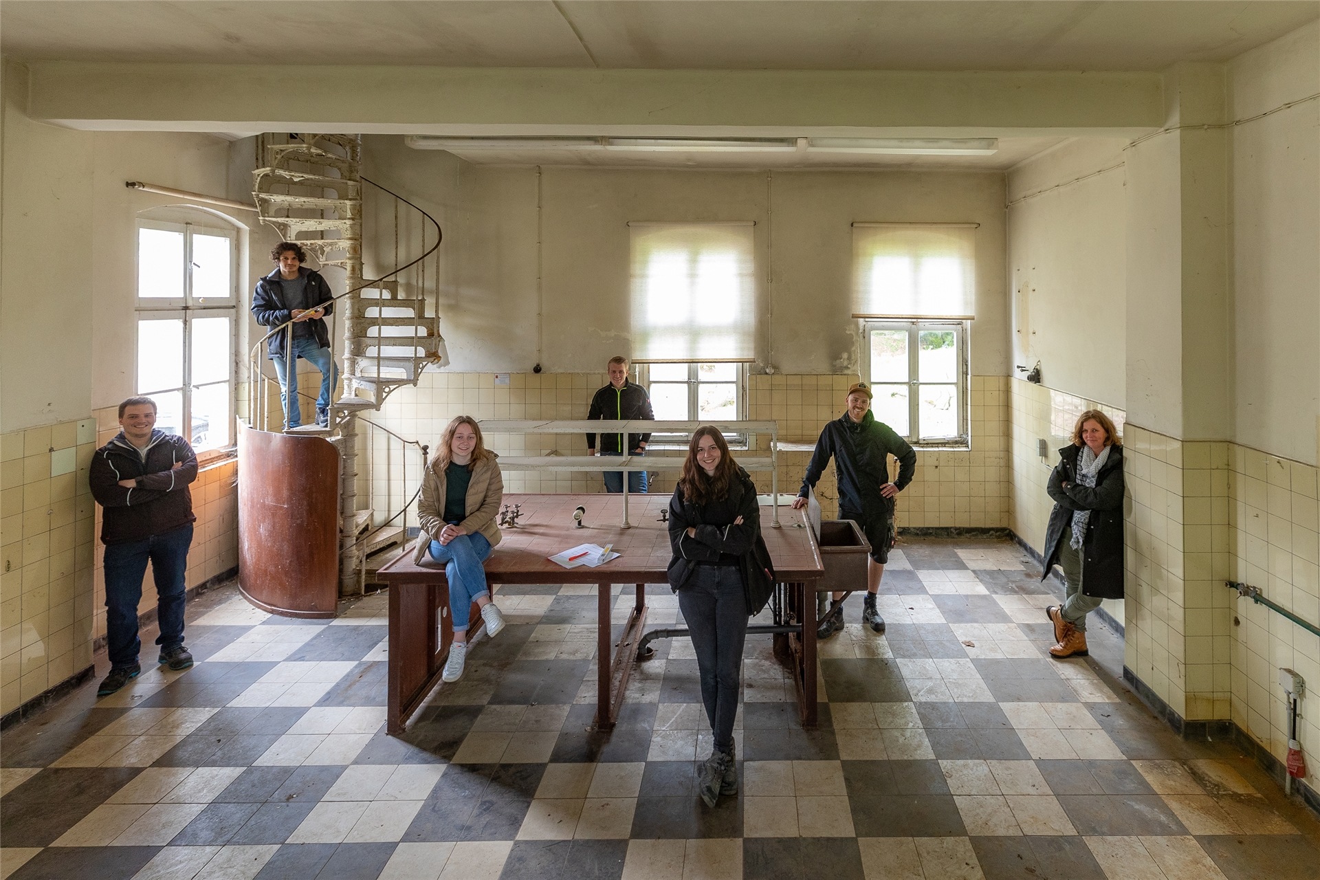 Die Studierenden (v.l.) Timo Stickan, Amr Abouawad, Julia Rott, Mats Potthast, Nina Kock, Kevin Lehmann mit ihrer Dozentin Elfriede Heidhoff in einem Laborgebäude.
