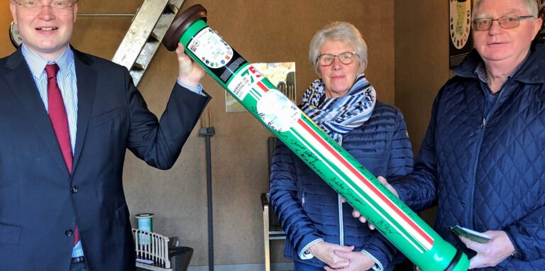 Gisela Droste und Bernhard Harks vom Heimatverein überreichten Dr. Jürgen Peter Schmied eine von 63 Säulen.
