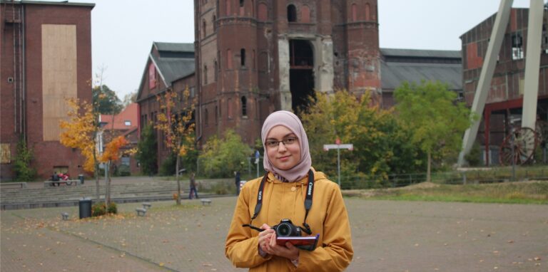 Seit 2016 ist Banu Altun bei der Hertener Allgemeinen im Einsatz und berichtet über das Stadtgeschehen. Wir sind schon lange Fans unserer freien Mitarbeiterin, jetzt überzeugte sie auch die Wettbewerbsjury als Hobby-Autorin.