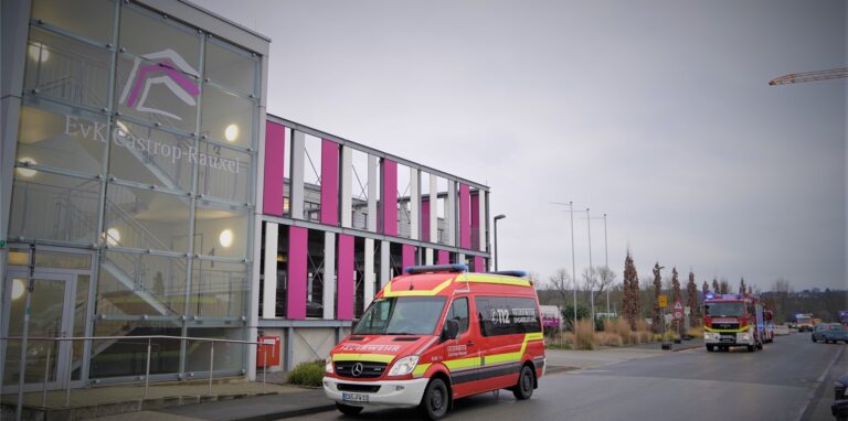 Die Feuerwehr vor dem Evangelischen Krankenhaus an der Grutholzallee. In diesem Fall handelte es sich um einen Fehlalarm.