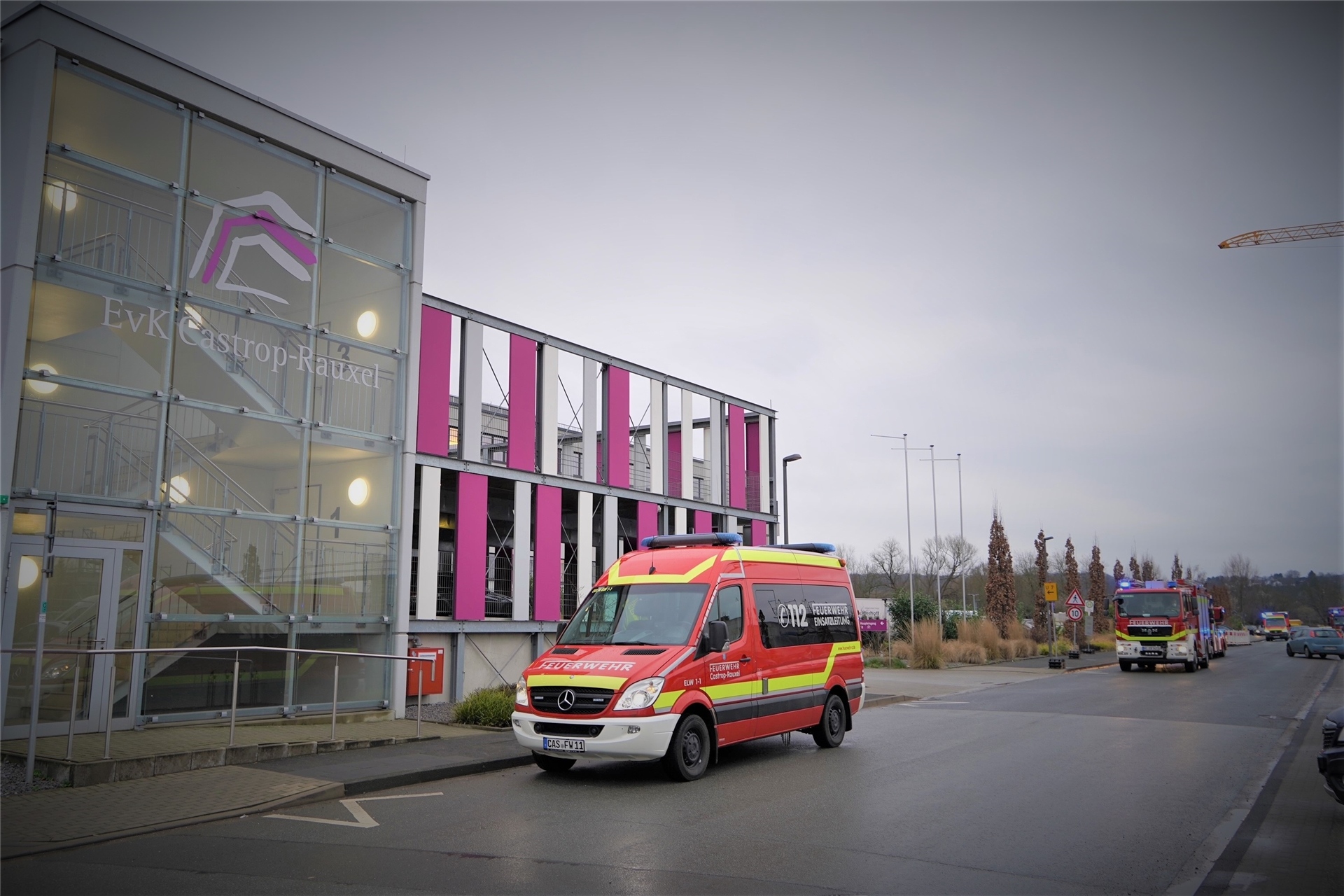 Die Feuerwehr vor dem Evangelischen Krankenhaus an der Grutholzallee. In diesem Fall handelte es sich um einen Fehlalarm.