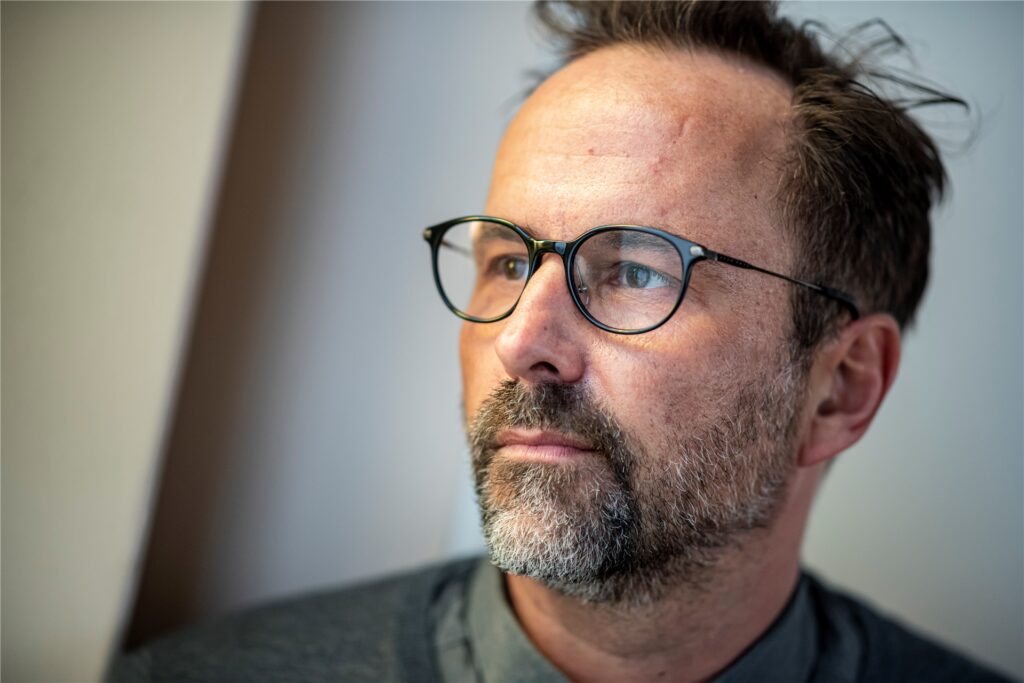 Kurt Krömer, Komiker und Schauspieler, steht in einem Treppenhaus. Kurt Krömer, Komiker und Schauspieler, steht in einem Treppenhaus.