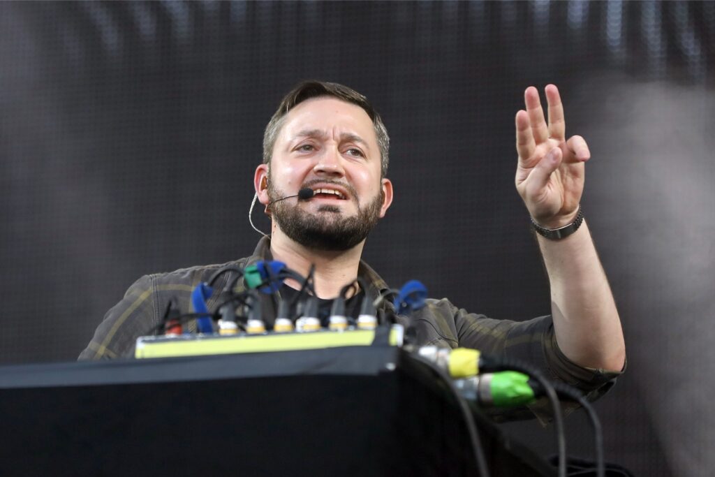 Der Musiker Fritz Kalkbrenner steht beim Benefiz-Konzert «Peace x Peace» zugunsten von Kriegs- und Flüchtlingskindern am 18.06.2017 auf der Waldbühne in Berlin. Der Musiker Fritz Kalkbrenner steht beim Benefiz-Konzert «Peace x Peace» zugunsten von Kriegs- und Flüchtlingskindern am 18.06.2017 auf der Waldbühne in Berlin.