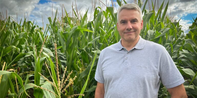 Heiner Möller ist Hofbesitzer in Dorsten-Rhade. Er steht hier in einem Maisfeld.