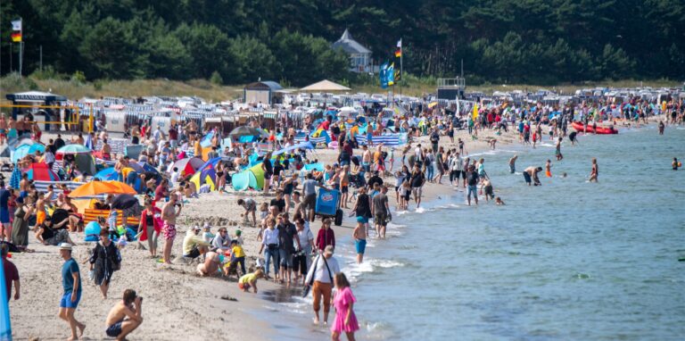 Sonniges Wetter herrscht am Strand des Seebades Binz auf der Insel Rügen.