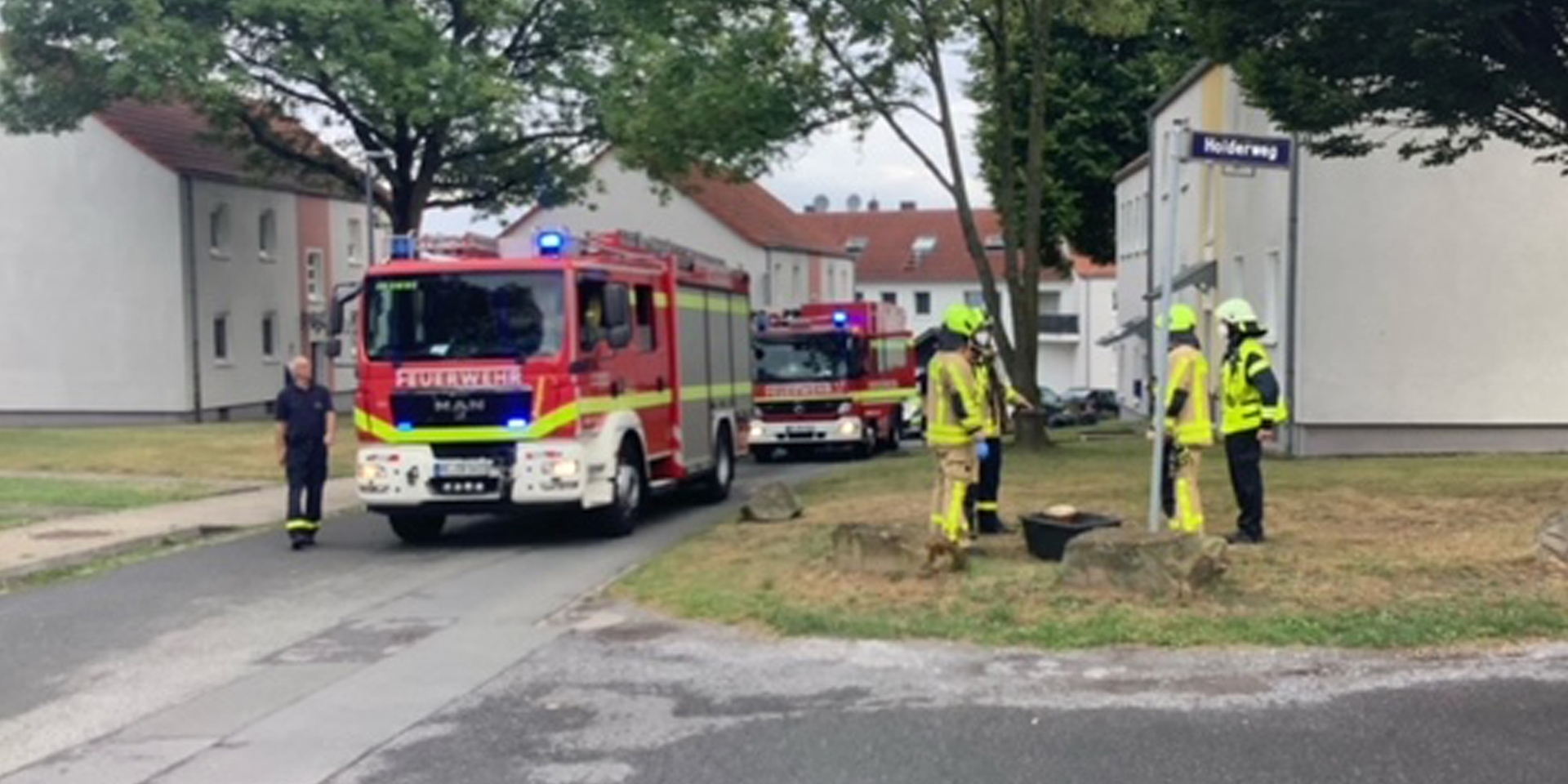 Ein kompletter Löschzug und ein Streifenwagen der Polizei rückten am Montag zum Pappelweg auf Schwerin aus.