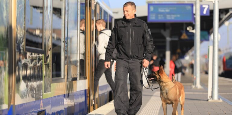 Ein Bundespolizist findet eine urinierende Frau vor und entdeckt verbotene Substanzen.