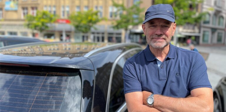 Johannes Jager hat noch ein Auto mit Verbrenner-Motor. Die Idee der Stadt findet er trotzdem gut.