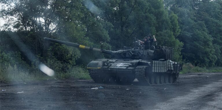 Ukrainische Soldaten bereiten sich darauf vor, aus einem Panzer auf russische Truppen an einer Frontlinie in der Region Charkiw zu feuern.