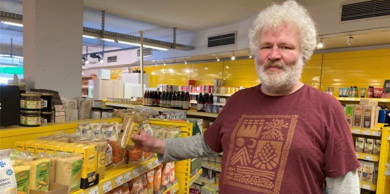 Mehl und Getreideprodukte gehen im Biomarkt Marl gut. Doch sonst muss Martin Korthaus wie andere Betreiber in ganz Deutschland mit sinkenden Verkaufszahlen kämpfen.