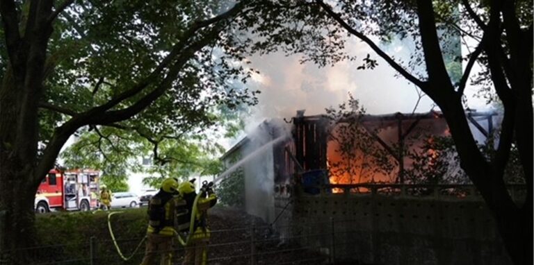 Am Samstag (30.7.) musste die Feuerwehr einen Brand löschen. Die Polizei ermittelt nun wegen des Verdachts auf Brandstiftung.