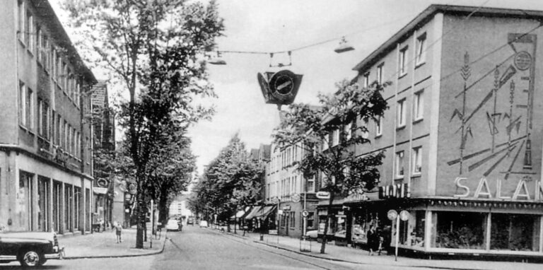 Bis 1966 hing die Heuer-Ampel über der Kreuzung Brassertstraße, Bonifatius- und Schillerstraße.