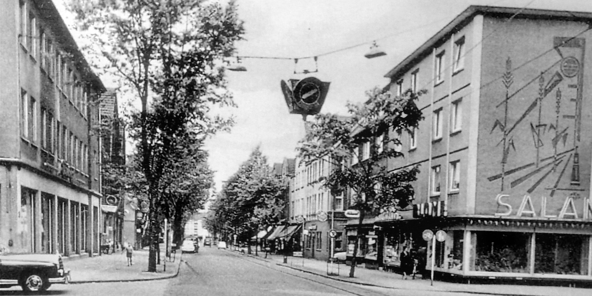 Bis 1966 hing die Heuer-Ampel über der Kreuzung Brassertstraße, Bonifatius- und Schillerstraße.