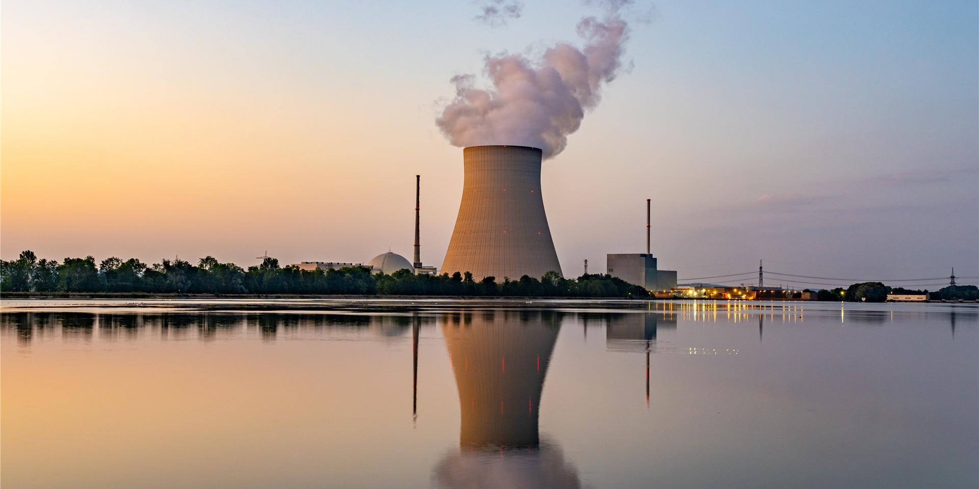 Wasserdampf steigt aus dem Kühltum des Atomkraftwerks (AKW) Isar 2.