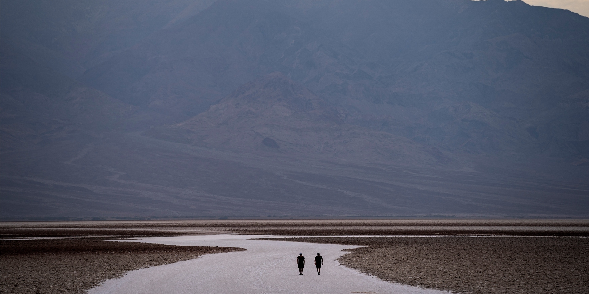 Menschen spazieren auf Salzebenen im Badwater Basin.