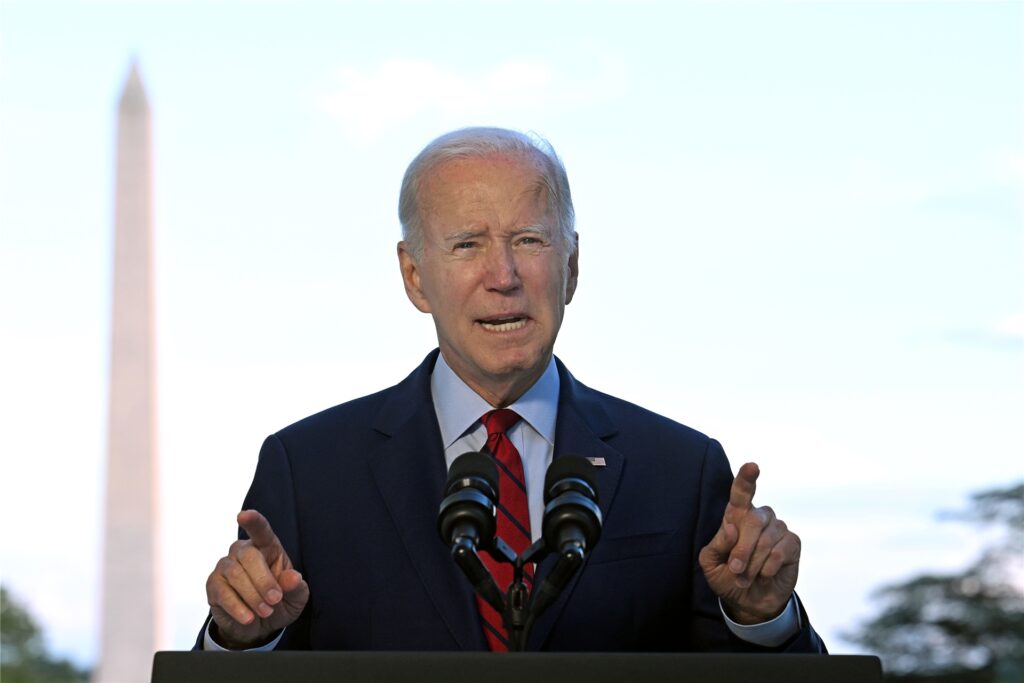 Joe Biden, Präsident der USA, spricht auf dem Balkon des Blauen Zimmers im Weißen Haus und gibt bekannt, dass ein US-Luftangriff den Al-Kaida-Führer getötet hat. Joe Biden, Präsident der USA, spricht auf dem Balkon des Blauen Zimmers im Weißen Haus und gibt bekannt, dass ein US-Luftangriff den Al-Kaida-Führer getötet hat.