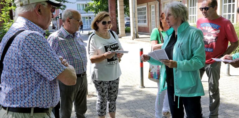 An der alten Markenkontrolle der ehemaligen Zeche Brassert beginnt Sylvia Eggers ihren Rundgang durch den Stadtteil.