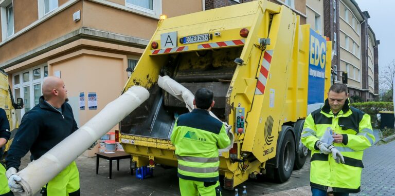 Müllwerker der EDG verladen Sperrmüll in ein Fahrzeug.