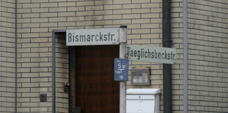 Zwei Straßenschilder zeigen die Ecke Bismarckstraße/Taeglichsbeckstraße in Waltrop.