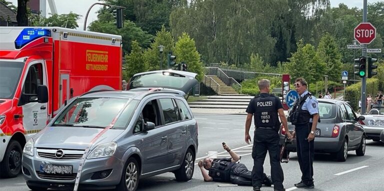 Polizisten sind mit der Unfallaufnahme auf der Kreuzung von Schlägel-und-Eisen sowie Feldstraße beschäftigt, wo sich ein schwerer Unfall ereignet hat. Die Kreuzung in Herten-Langenbochum ist großräumig abgesperrt.