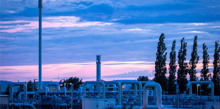Rohrsysteme und Absperrvorrichtungen in der Gasempfangsstation der Ostseepipeline Nord Stream 1 und der Übernahmestation der Ferngasleitung OPAL (Ostsee-Pipeline-Anbindungsleitung) sind vor Sonnenaufgang zu sehen.