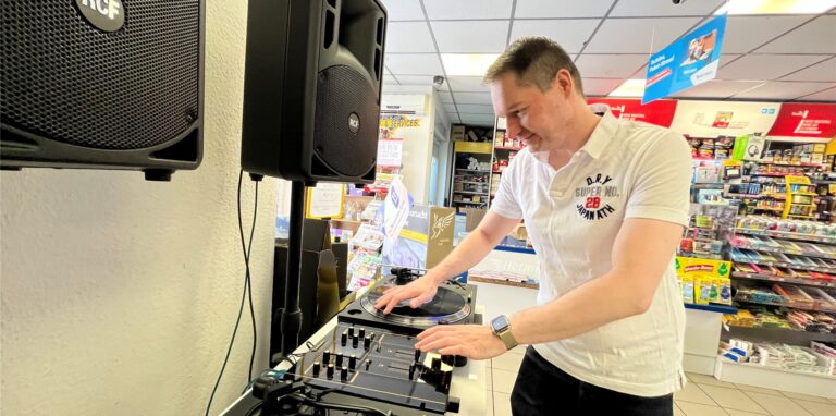 Zum Tag der Trinkhallen tritt der Chef höchstpersönlich an die Regler. Hobby-DJ Thorsten Beckmann hat in seinem Laden „Pick-Up Snack & Services“ in Herten-Süd sein Mischpult bereits für die große Sause am Samstag (6.8.) aufgebaut.