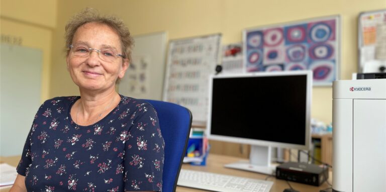 Rosie Uysal ist Schulleiterin der Hans-Christian-Andersen Förderschule in Deininghausen. Sie sitzt in ihrem Büro.