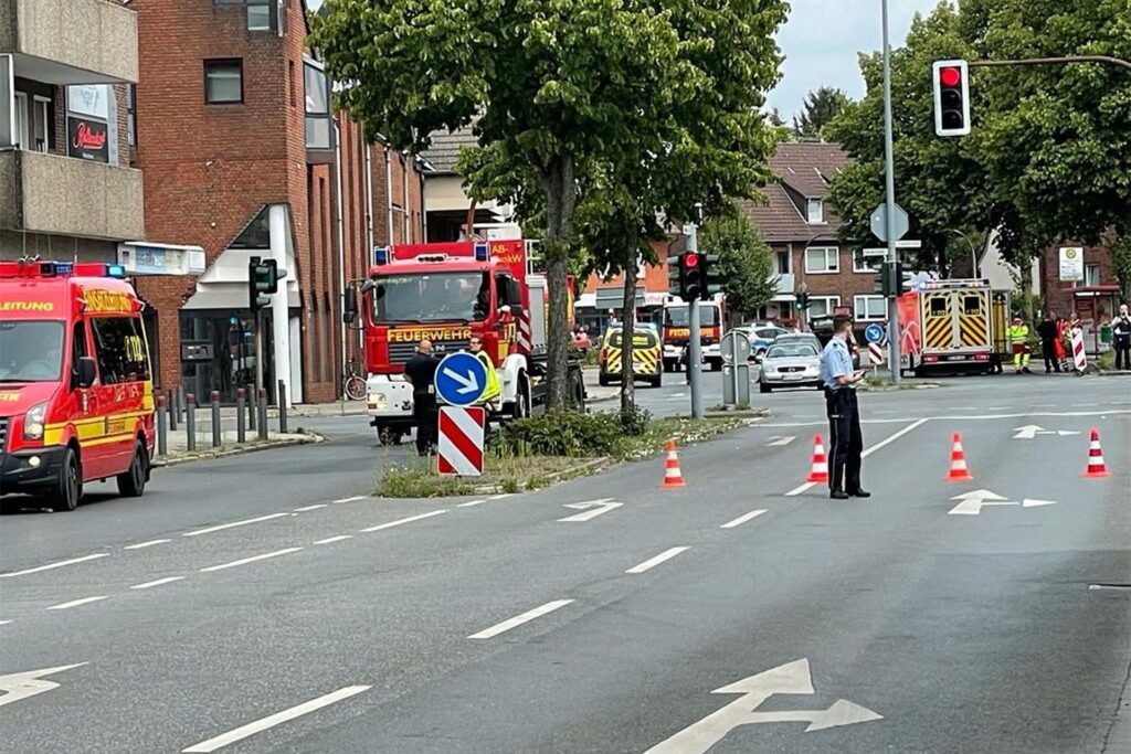 Der Unfall ereignete sich am Dienstag (2.8.) an der viel befahrenen Kreuzung von Schlägel-und-Eisen-/Feldstraße in Herten-Langenbochum. Der Unfall ereignete sich am Dienstag (2.8.) an der viel befahrenen Kreuzung von Schlägel-und-Eisen-/Feldstraße in Herten-Langenbochum.