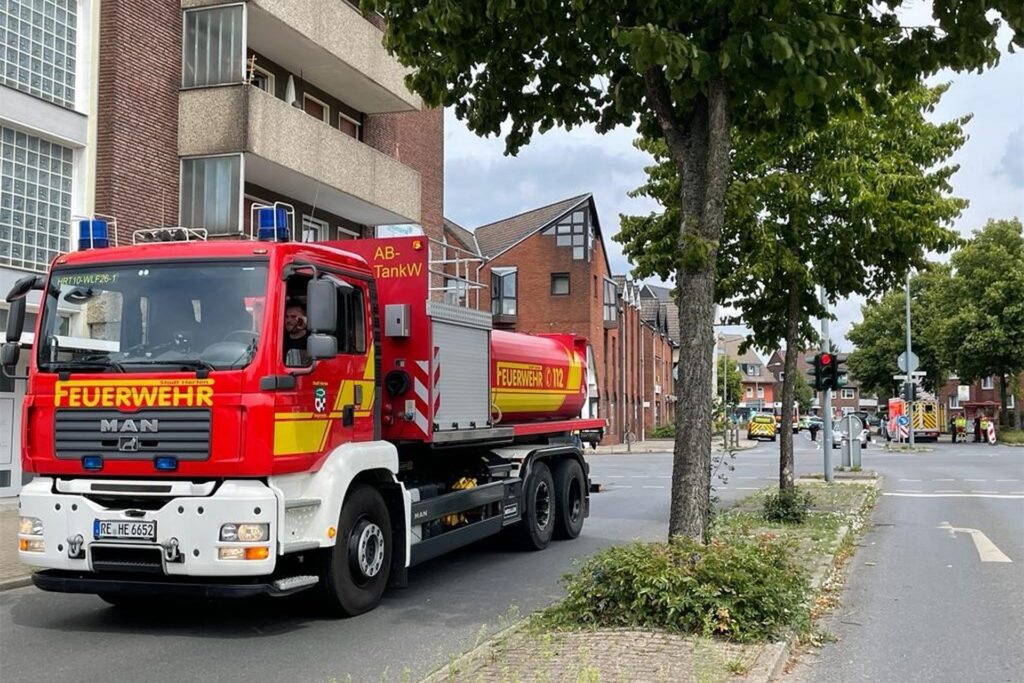 Feuerwehr, Polizei und Rettungsdienst waren im Großeinsatz. Die Kreuzung in Herten-Langenbochum wurde großräumig abgesperrt. Feuerwehr, Polizei und Rettungsdienst waren im Großeinsatz. Die Kreuzung in Herten-Langenbochum wurde großräumig abgesperrt.
